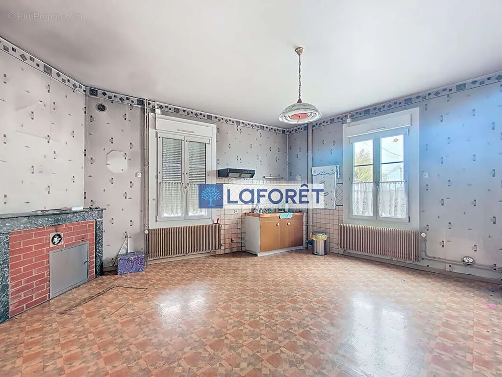 Elutuba - 6-Bedroom House with Courtyard in Saint-Dizier
