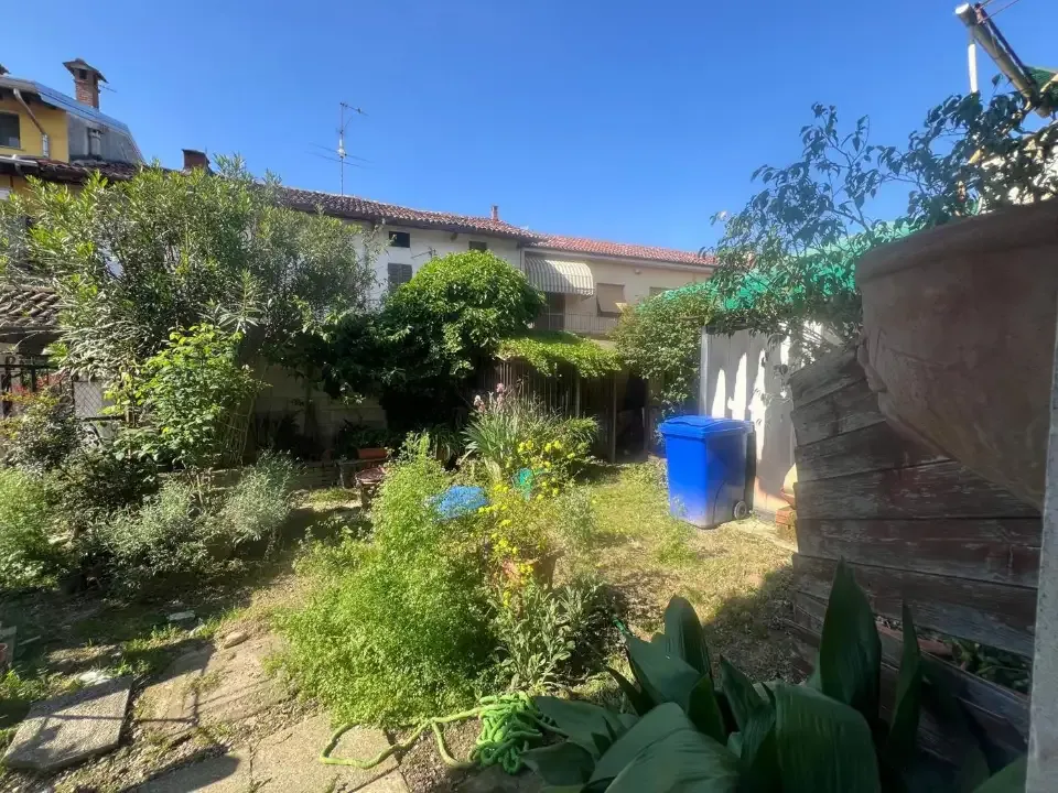 Aed - Two-Level House with Balcony in Albonese