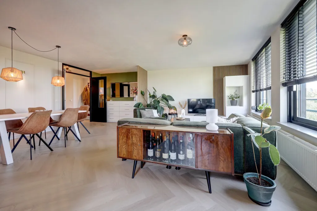Sala da pranzo - Modernised 3-Bedroom Apartment with Balcony in Westerpark