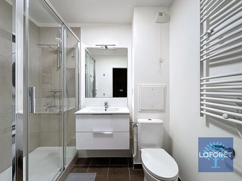 Vannitoad - Modernised 3-Bed Flat with Balcony in Cergy