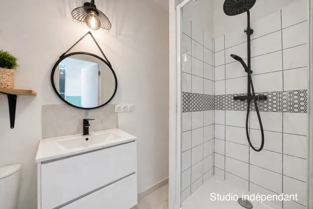 Salles de bain - Maison Rénovée avec Jardin et Studio à Sud-Gare