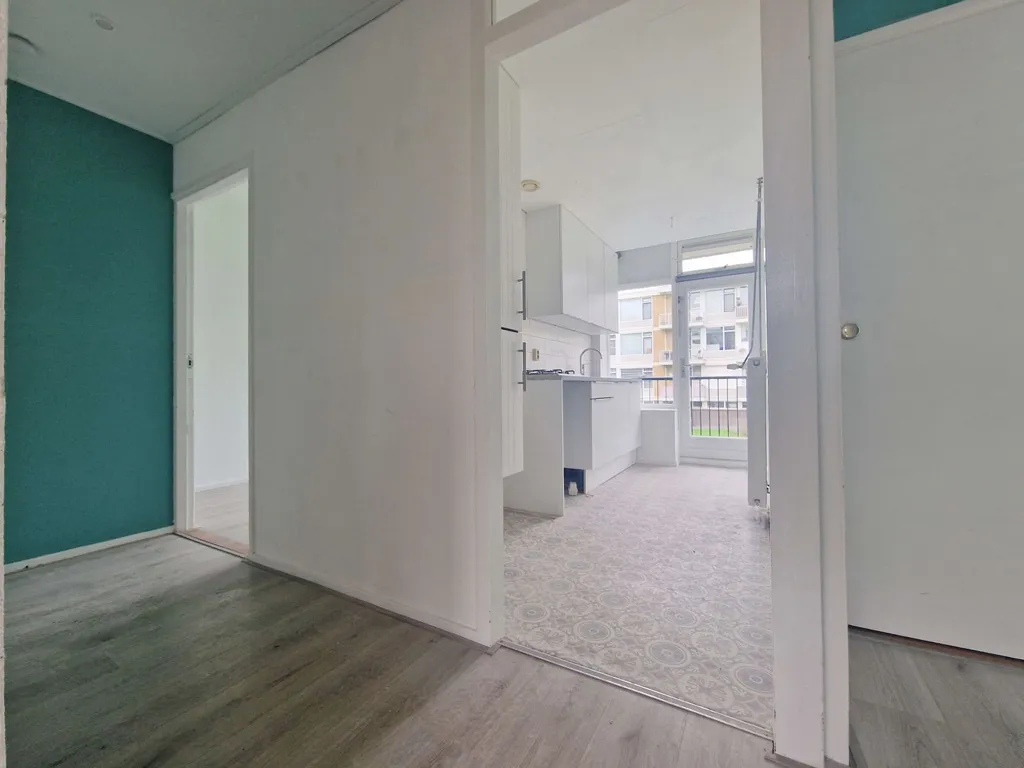 Esik - 3-Bedroom Apartment with Balcony in Charlois