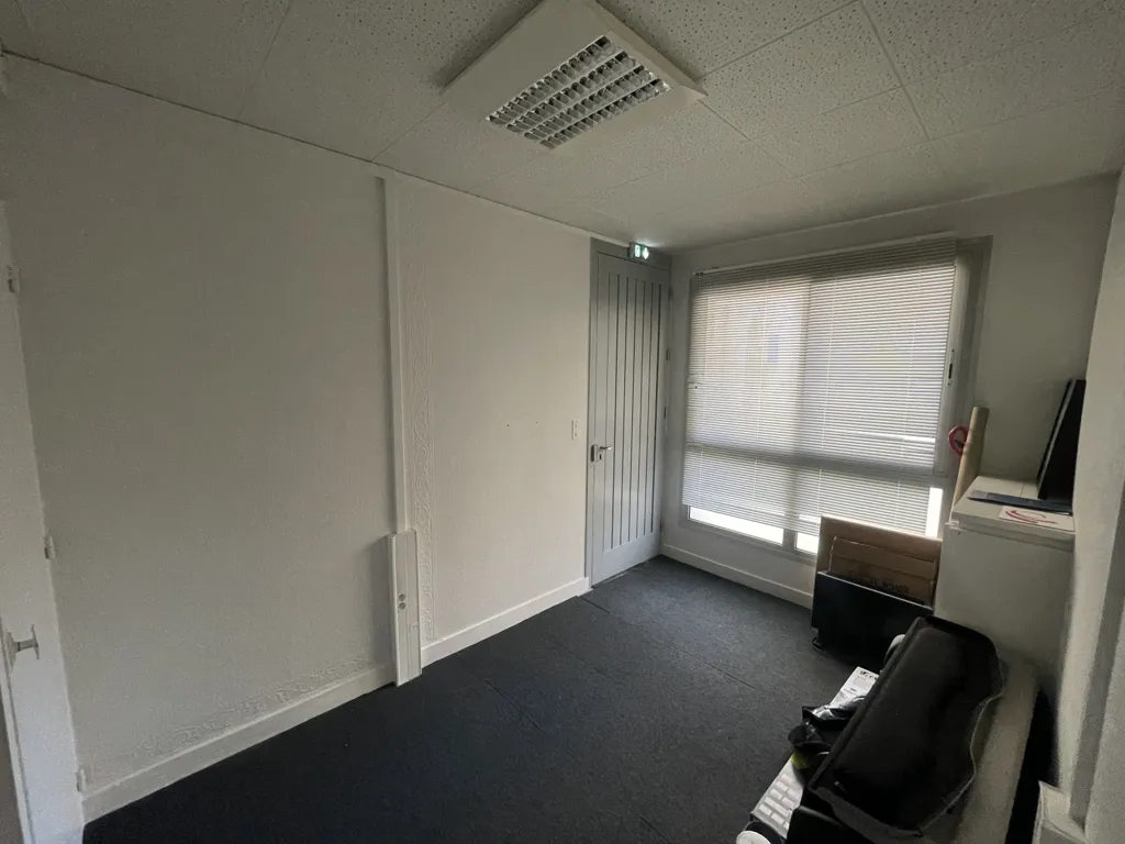 Bureau - Appartement T3-T4 en RDC avec Parking à Poitiers