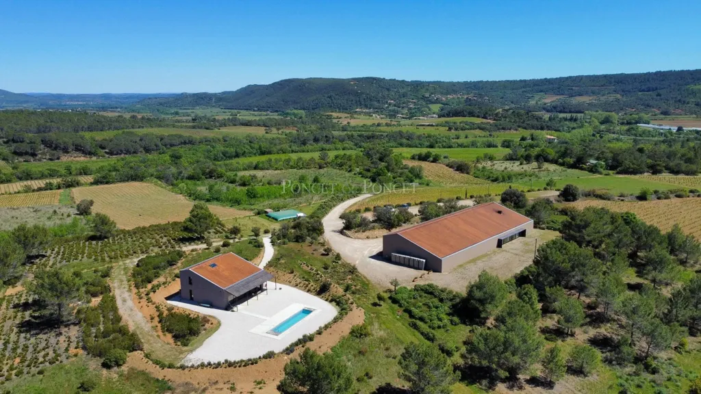 Vue aérienne - Propriété Viticole avec Maison Moderne et Piscine