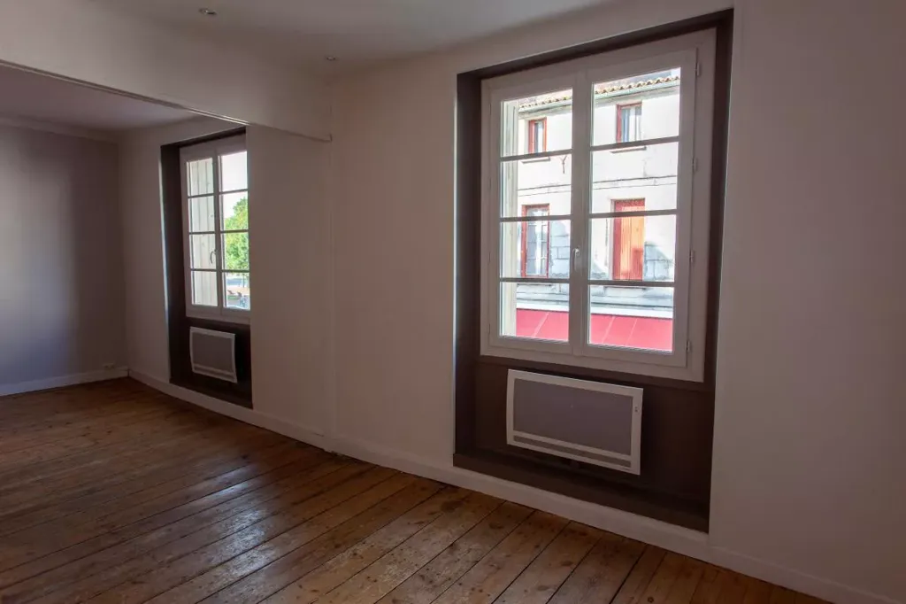 Rooms - Duplex Apartment with Central Location in Rochefort