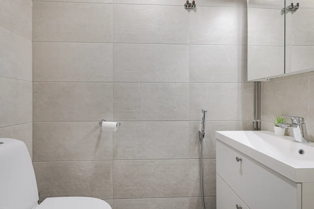 Salles de bain - Modern Flat with Glazed Balcony in Espoo