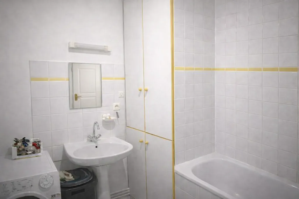 Bathrooms - Rental Building in Dole's Historic Centre