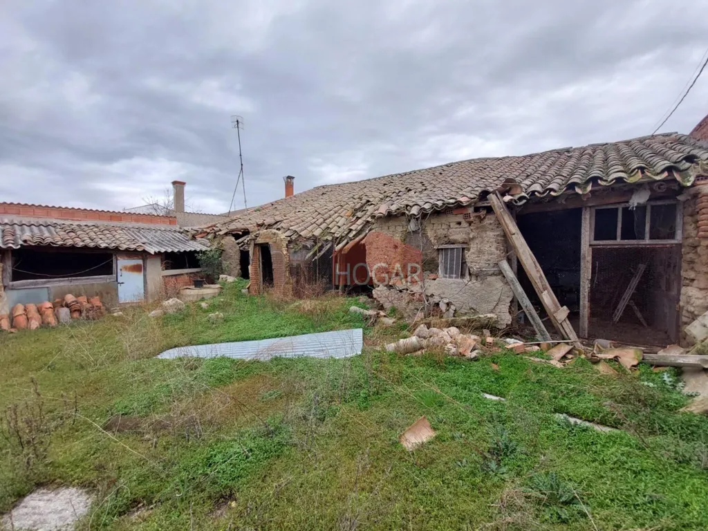 Esterno - Large Plot House for Renovation in Muñosancho