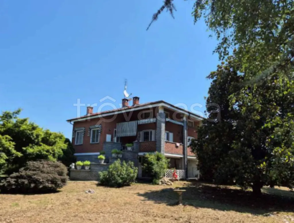 Villa with Garden in Bosconero