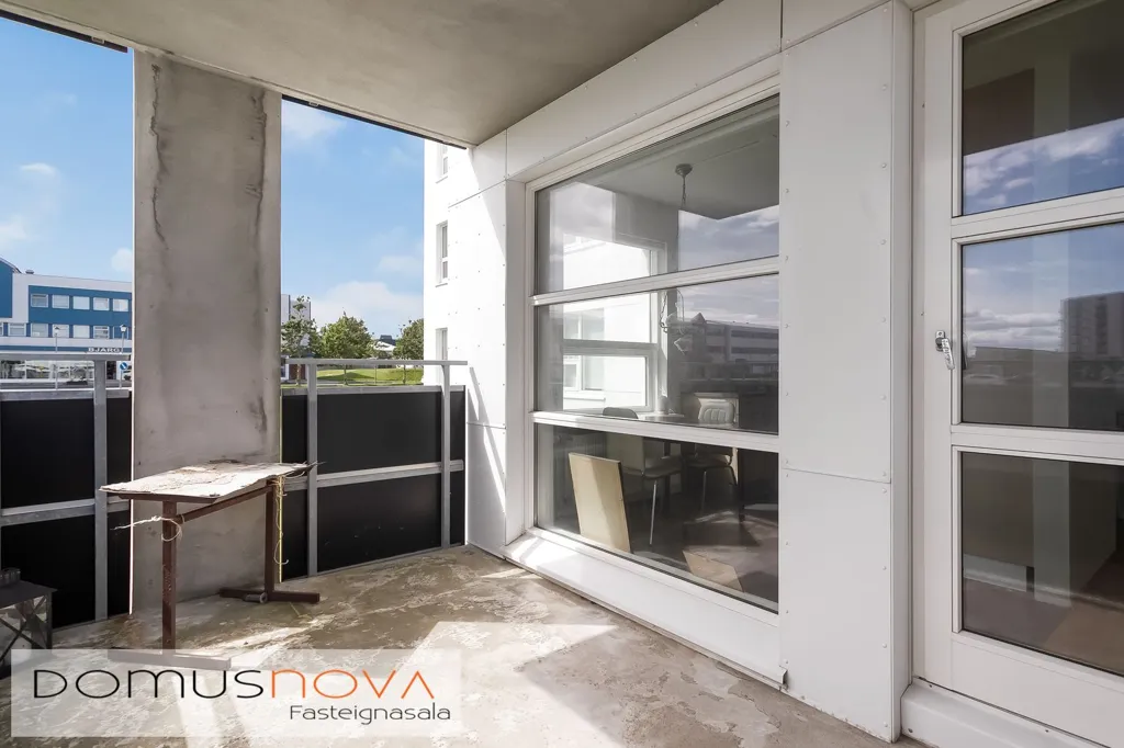 Balcon - Two-Bedroom Apartment with Balcony in Akranes