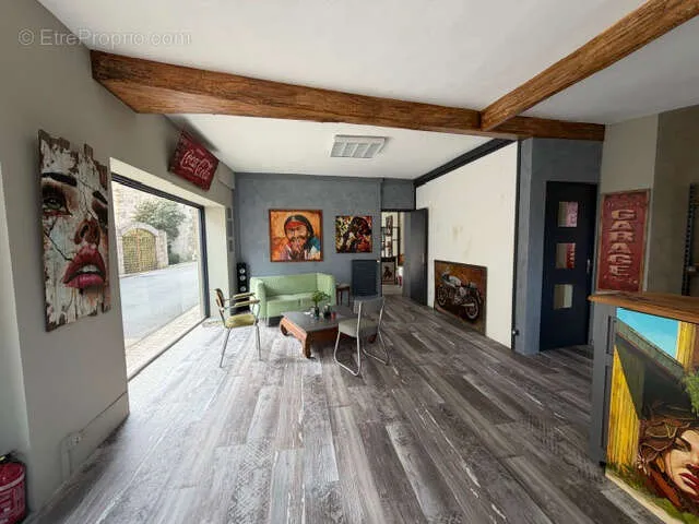 Soggiorno - Mixed-Use Property with Garden in Rohan