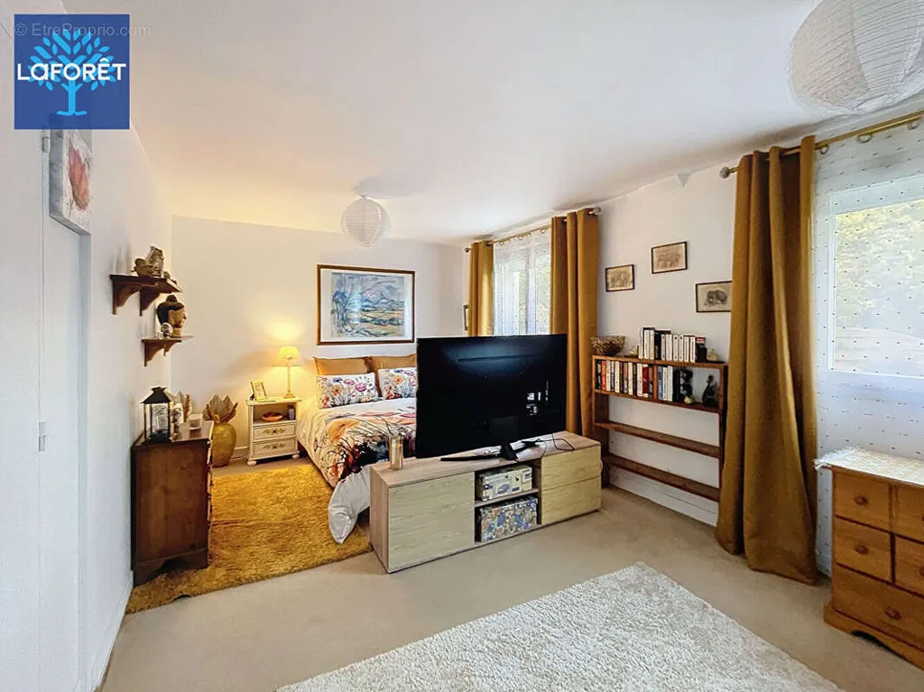 Bedrooms - Bright 2-Bedroom Apartment with Garden in Bernay