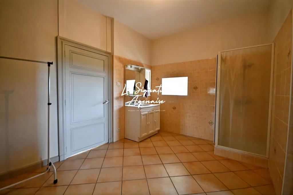 Salles de bain - Maison en Pierre avec Piscine à Montesquieu