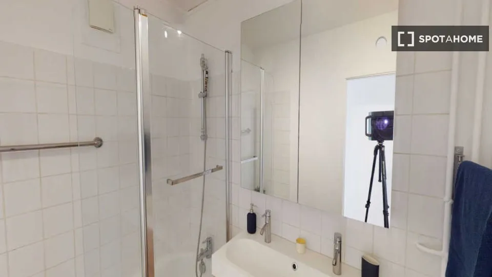 Salles de bain - Chambre en Colocation à Nationale-Deux Moulins, Paris