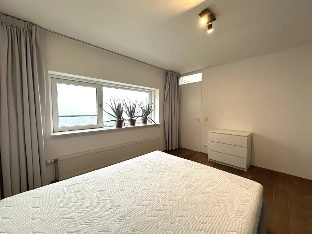 Magamistoad - Corner Apartment with City Views in Rotterdam