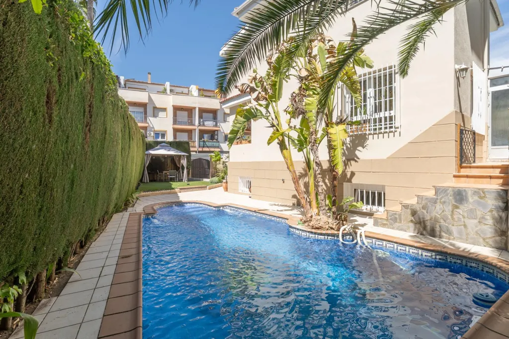 Bassein - Chalet with Pool and Terrace in Gojar