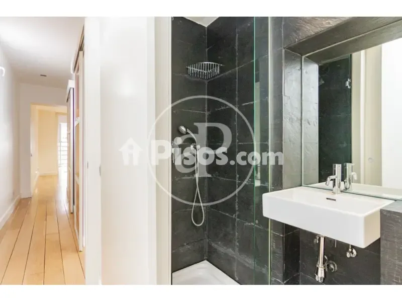 Bathrooms - Modern Apartment with Balcony Views in Madrid Centre