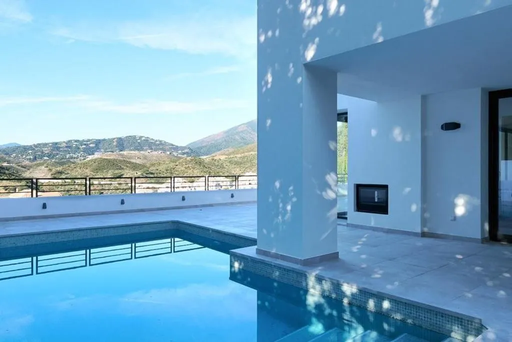 Piscine - Luxury Villa with Pool in Nueva Andalucía