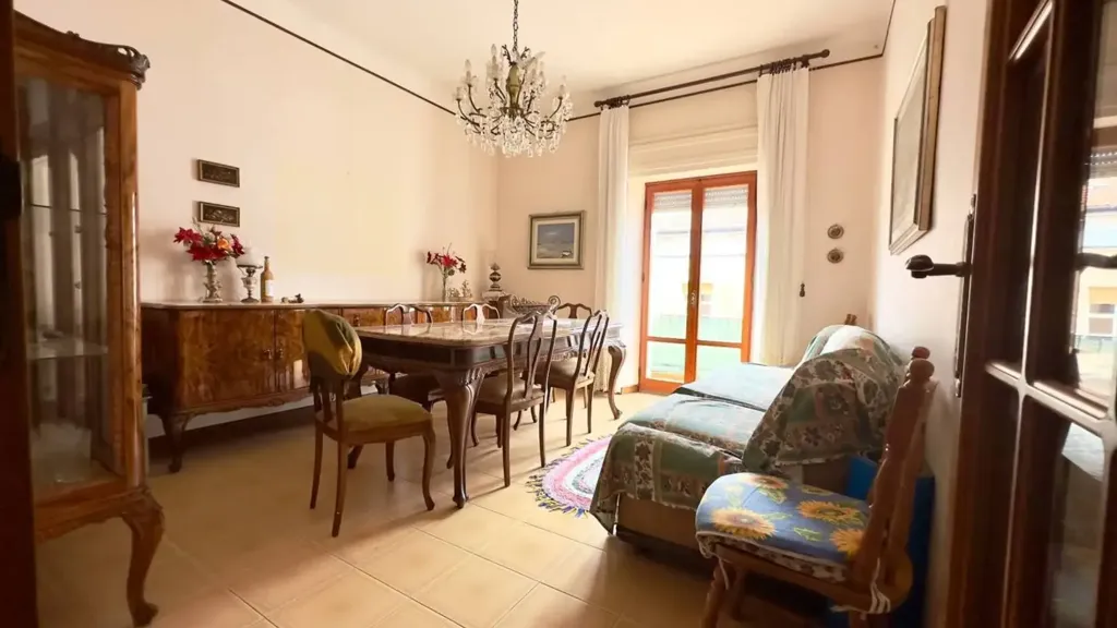 Salle à manger - Four-Bedroom Apartment with Balcony in Ancona