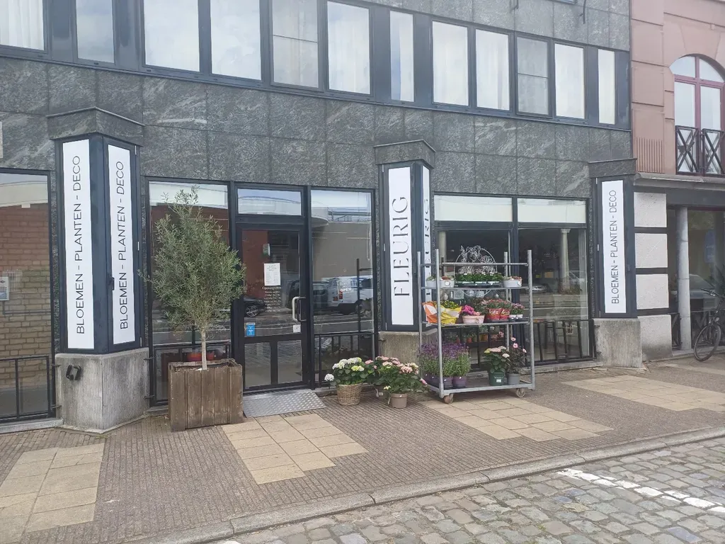Välivaade - Commercial Space with Parking in Neerpelt Centre