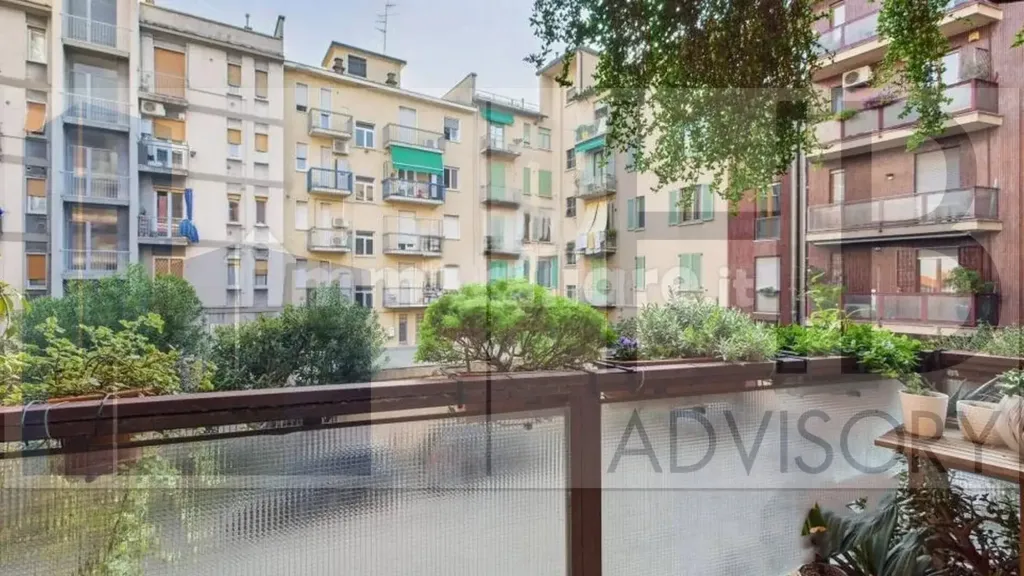 Balcon - Spacious Trilocale with Balcony in Milan