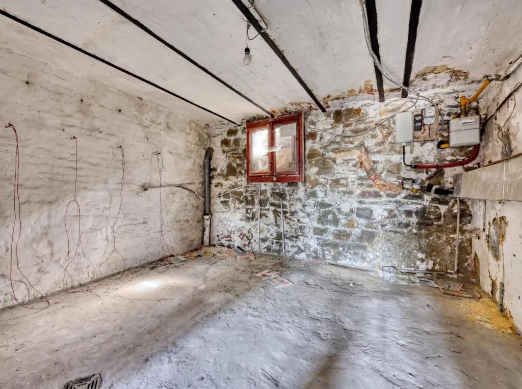 Pièces - Maison à Rénover avec Grenier et Cave à Proximité des Commodités