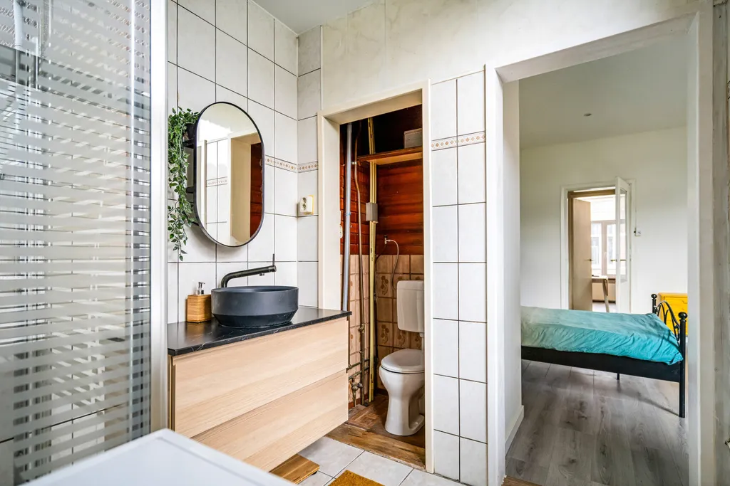 Bathrooms - Characterful Detached House with Garden in Leiden