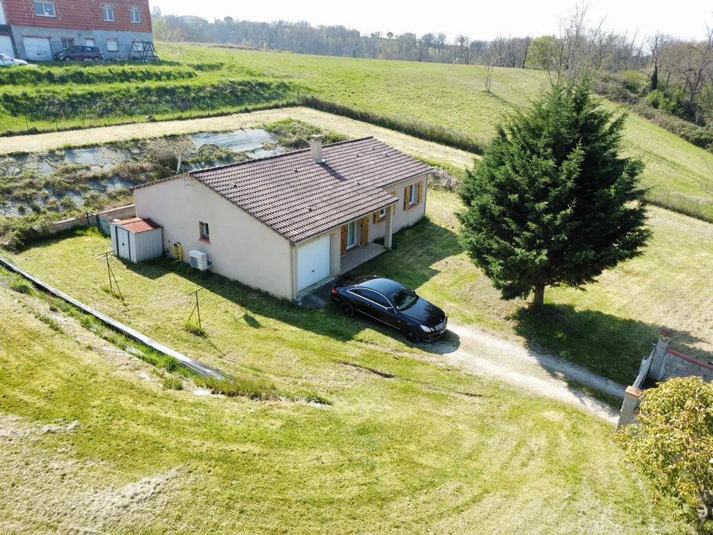 Vue aérienne - Maison de Plain Pied avec Garage et Jardin à Lizac