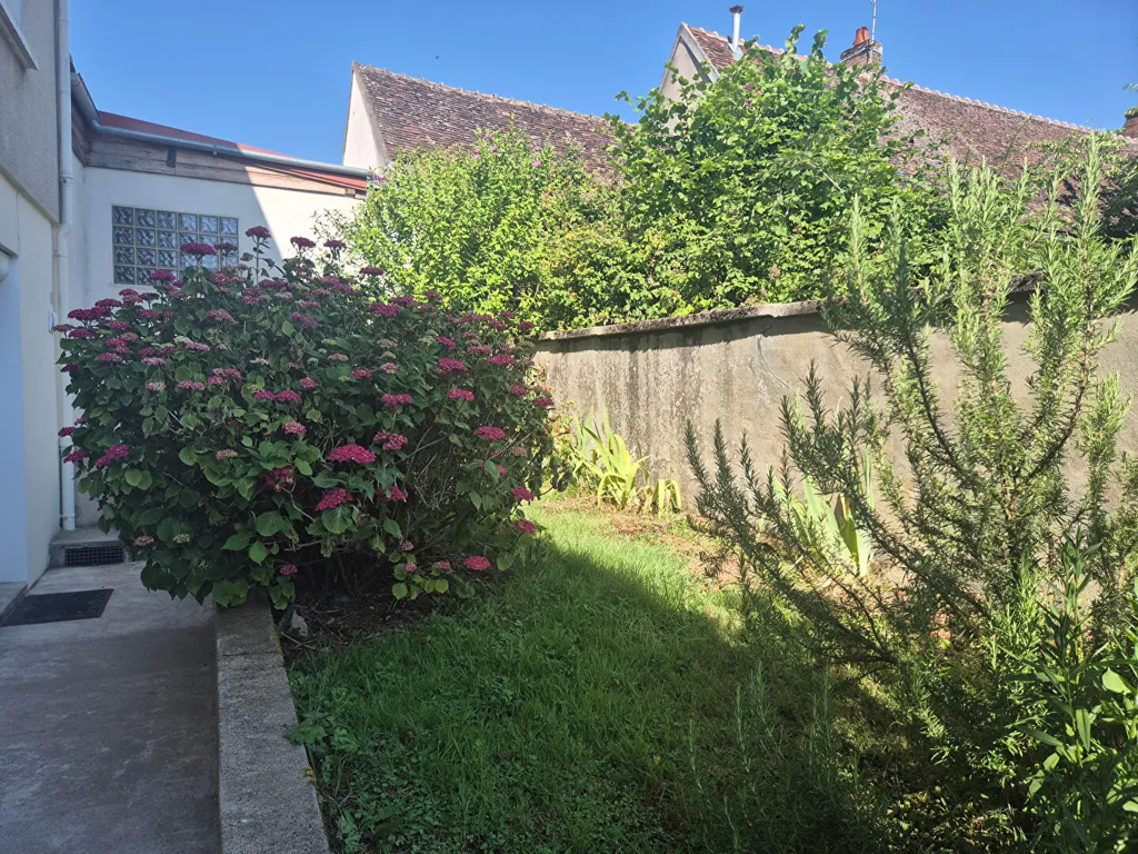 Giardino - 1-Bedroom Flat with Kitchen in Moneteau