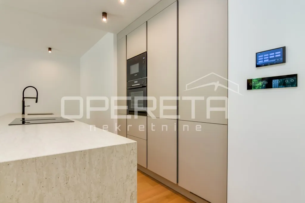 Cuisine - 4-Room Apartment with Cathedral View in Centar