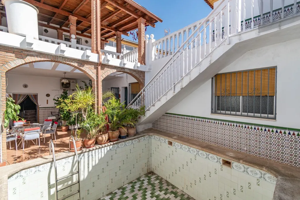 Aed - Corner House with Pool in Atarfe