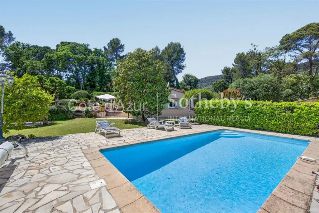 Piscine - Villa Luxueuse avec Piscine à Peymeinade