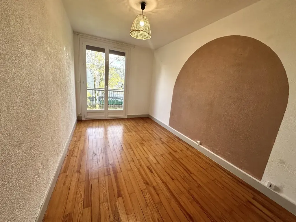 Pièces - Appartement avec Balcon au 1er Étage