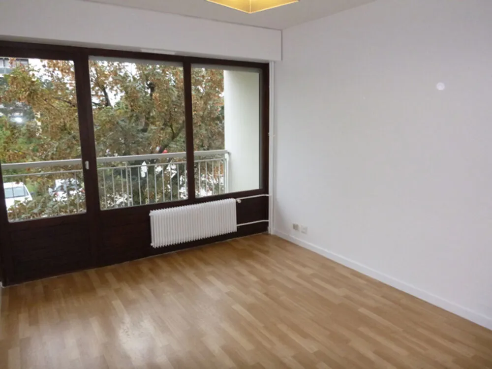 Toad - 2-Bedroom Apartment with Balcony in Ambilly