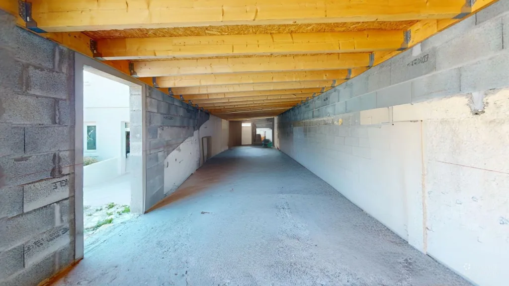 Entrée - Plateau et Atelier à Aménager près du Bourg