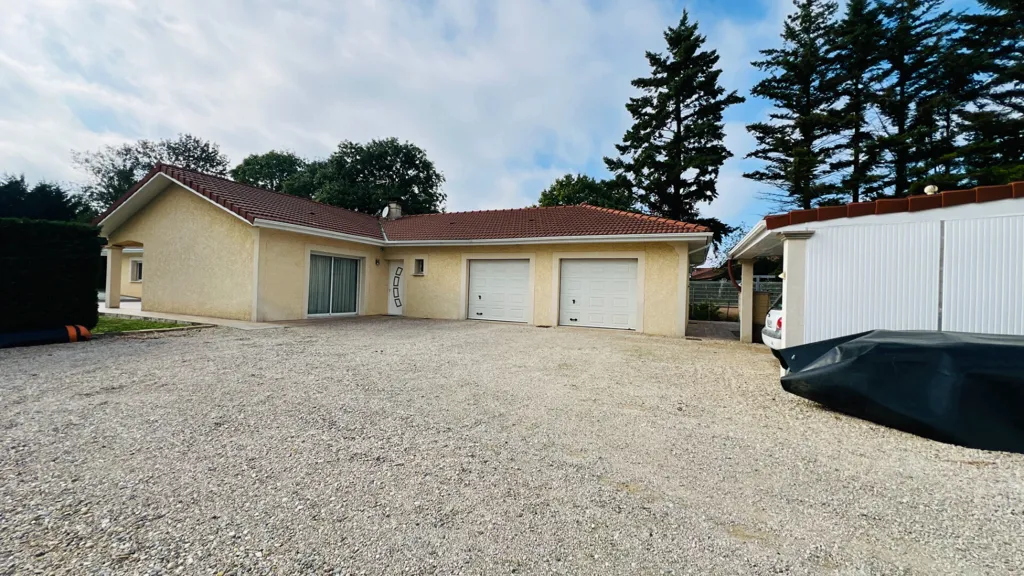 Esterno - Detached Villa with Pool in St Denis-en-Bugey
