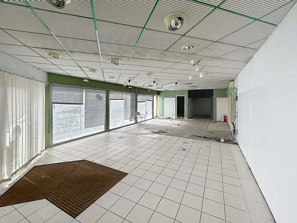 Pièces - Ensemble Immobilier avec Local Commercial à Pessac