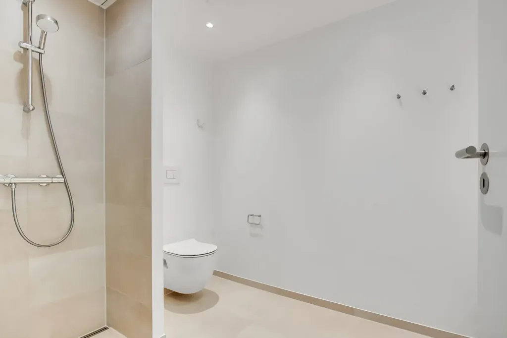 Salles de bain - Modern Flat with Balcony in Taffeltårnet, Spritten