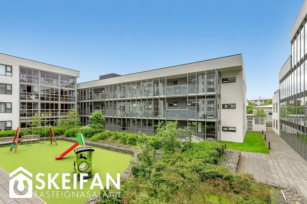 Jardin - Bright 3-Bed Apartment with Balcony in Reykjavik