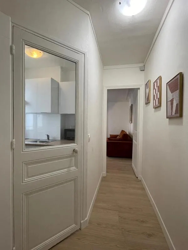 Esik - Studio with Balcony in Paris 18th