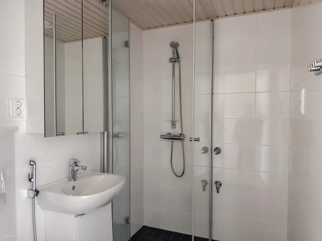 Salles de bain - Modern Flat with Balcony in Kaivoksela, Vantaa