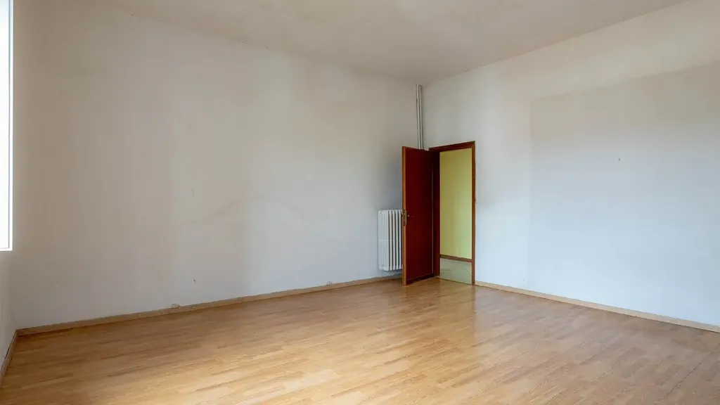 Pièces - Three-Bedroom Apartment with Garden in Signa