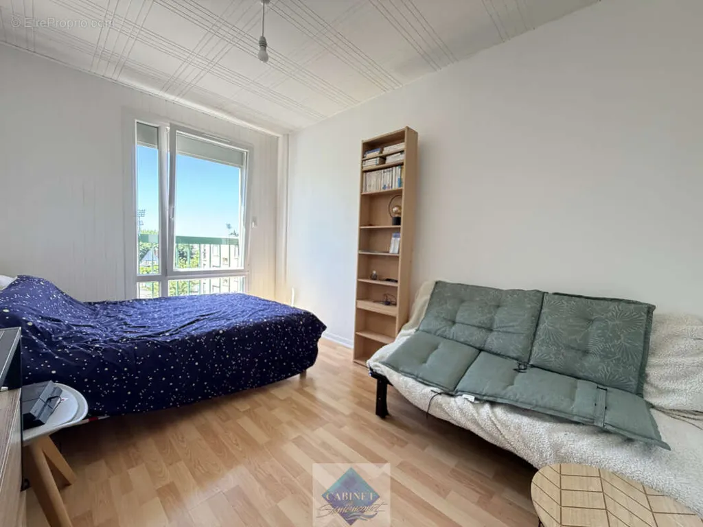 Magamistoad - Spacious Apartment with South-Facing Balcony in City Centre