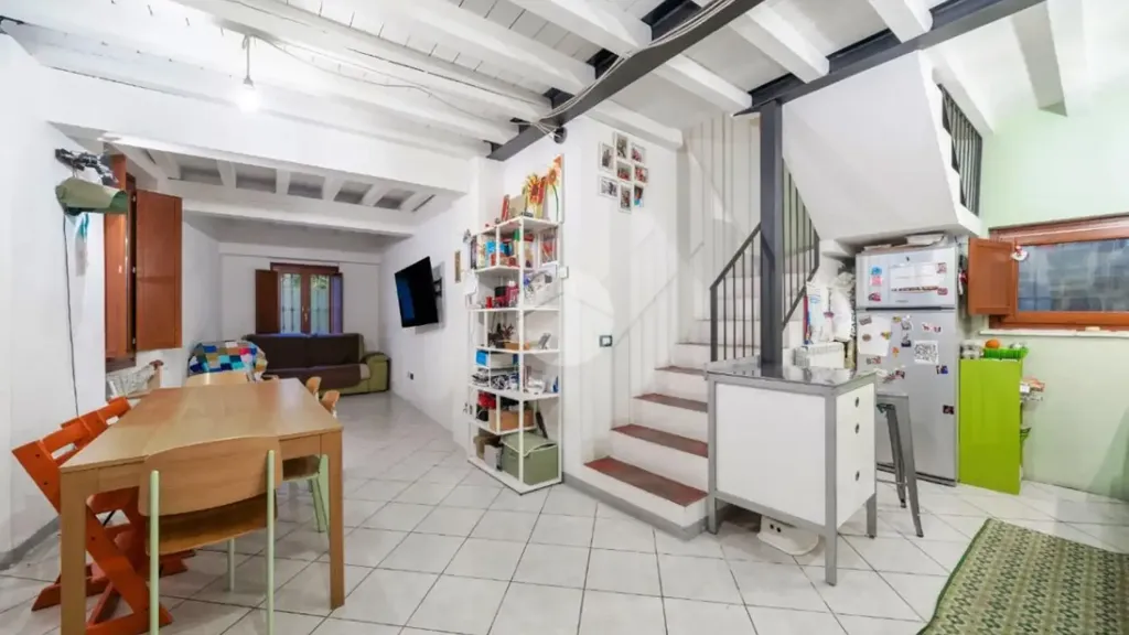 Salle à manger - Rustic-Style Flat with Courtyard in Brescia