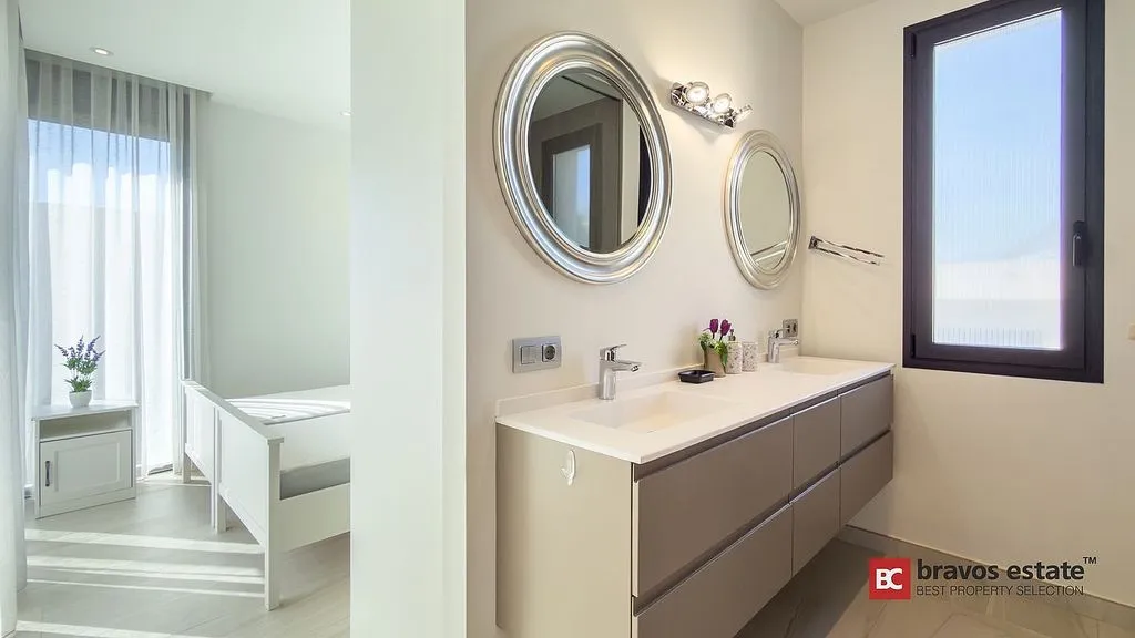 Bathrooms - Modern Design Villa with Sea View in Benidorm