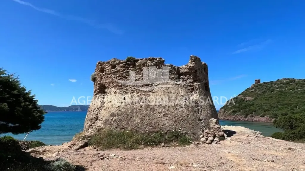 Jardin - Villa with Seafront Potential in Alghero