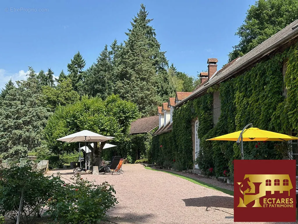 Aed - Historic House with Dominant View in Burgundy