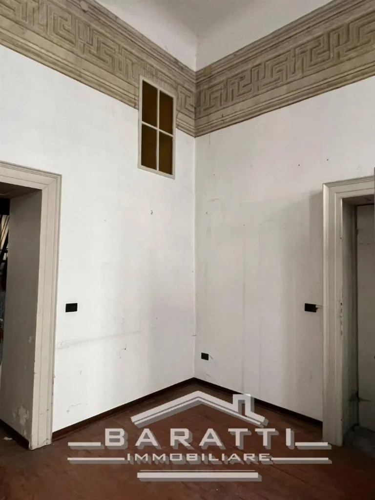 Rooms - Ground Floor Apartment with Balcony in Mantua