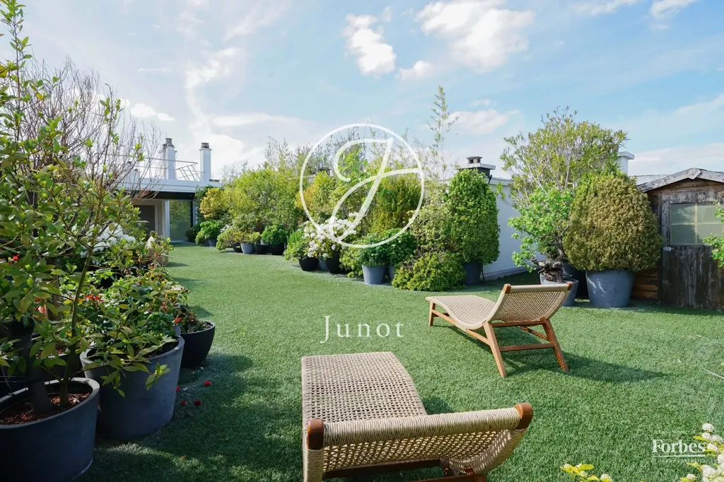 Garden - Penthouse with Eiffel Tower View in Paris 75116