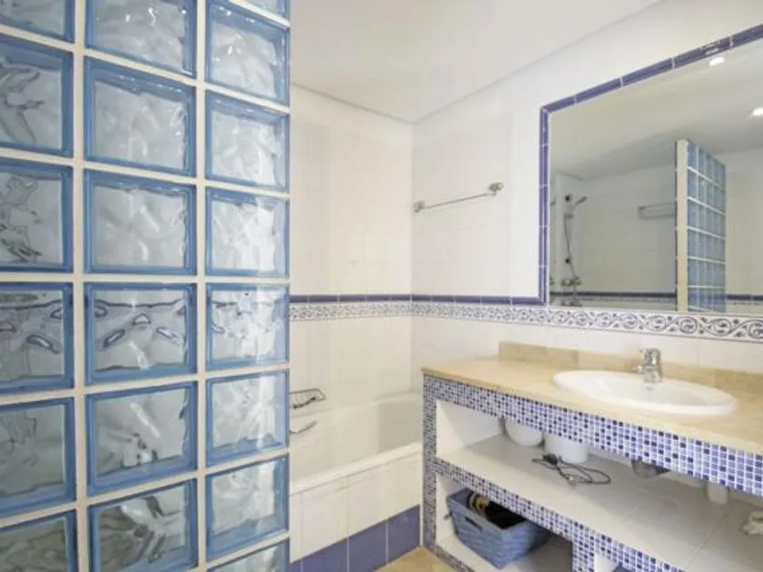 Salles de bain - Penthouse with Pool and Sea View in La Alcaidesa